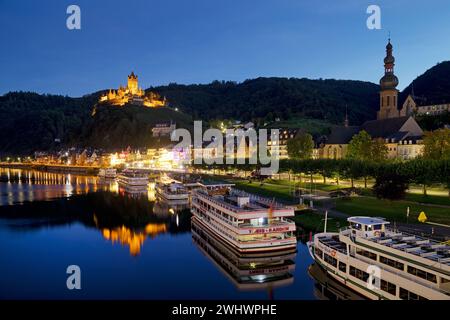 Vue de la ville de Cochem sur la Moselle avec Reichsburg dans la soirée, Allemagne, Europe Banque D'Images