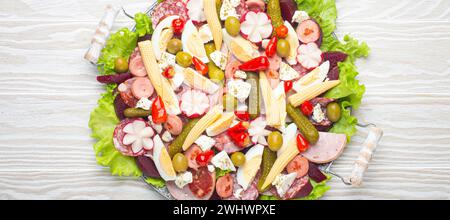 Fibre, salade du Guatemala, du Mexique et de l'Amérique latine, sur grande plaque vue de dessus fond en bois blanc vue de dessus. Plat festif fo Banque D'Images