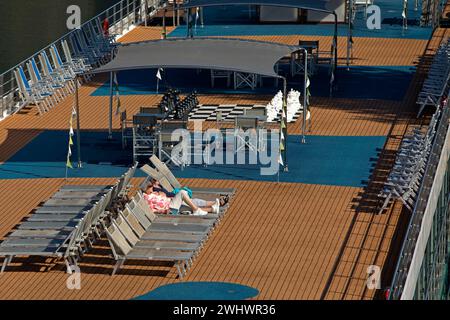 Deux femmes plus âgées prennent le soleil sur le pont du bateau de croisière fluviale Amadeus Elegant, Cochem, Allemagne Banque D'Images