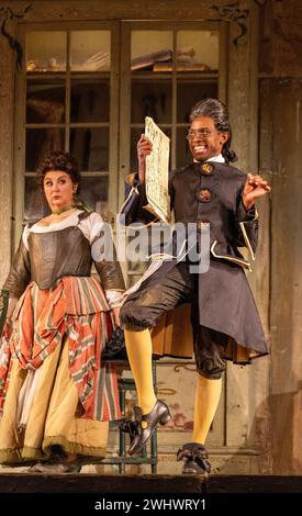 de gauche à droite : Lesley Garrett (Berta), Innocent Masuku (Comte Almaviva) dans LE BARBIER DE SÉVILLE à l'English National Opera (ENO), London Coliseum, Londres WC2 12/02/2024 musique : Gioachino Rossini livret : Cesare Sterbini chef d'orchestre : Roderick Cox design : Tanya McCallin éclairage original : Tom Mannings réalisateur : Jonathan Miller Banque D'Images