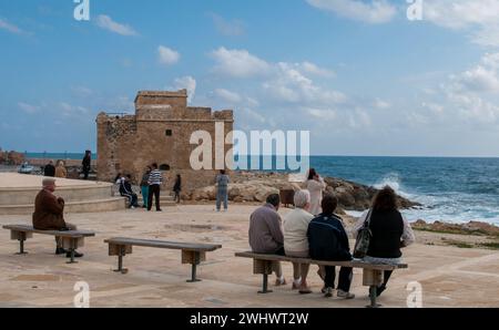 Les touristes apprécient le paysage à la région du château de paphos à chypre Banque D'Images