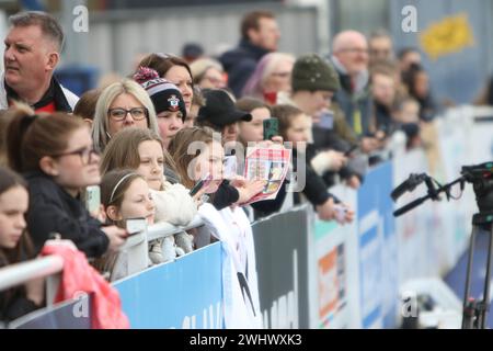 Foule avec le programme de match Southampton FC Women v Manchester United Women's FA Cup Adobe Women au Silverlake Stadium Banque D'Images