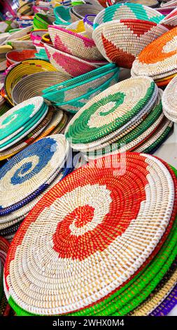 Tableau vibrant de paniers tissés à la main dans une cascade de couleurs Banque D'Images