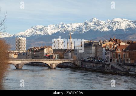 Rivière Isère et quai Stéphane Jay, Grenoble dans la région Auvergne-Rhône-Alpes dans le sud-est de la France. Banque D'Images