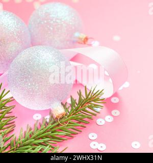 Boules de décoration de perles de Noël fond rose Banque D'Images