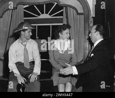 L'actrice et chanteuse candienne DEANNA DURBIN photographiée pendant le tournage de SOMETHING IN THE WIND 1947 avec la co-star DONALD O'CONNOR et le compositeur JOHNNY GREEN réalisateur IRVING Pichel Music JOHNNY GREEN paroles de LEO ROBIN Universal Pictures Banque D'Images