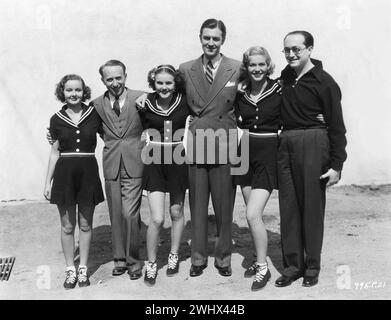 L'actrice et chanteuse canadienne DEANNA DURBIN photographiée avec le casting de TROIS FILLES INTELLIGENTES 1936 de gauche à droite : BARBARA READ, le producteur JOE PASTERNAK, D.d, JOHN KING, NAN GREY et le réalisateur HENRY KOSTER Music BRONISLAU KAPER et WALTER JURMAN paroles GUS KAHN Universal Pictures Banque D'Images