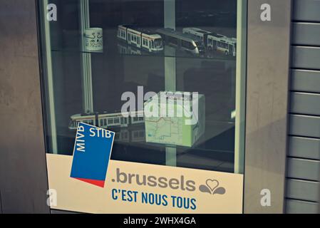 Bruxelles, Belgique. 5-02-2024. Intérieur de la station Roger. Installation à l'intérieur de la station de STIB. Transport en commun pour jouets. Bus jouet, tram Banque D'Images