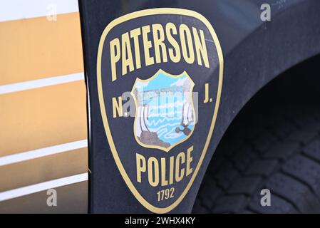 Paterson, New Jersey, États-Unis. 11 février 2024. (NOUVEAU) la fusillade laisse un véhicule touché par des coups de feu et plusieurs douilles d'obus dans la rue de Paterson, New Jersey. 11 février 2024, Paterson, New Jersey, USA : véhicule touché par des tirs et plusieurs douilles sur la 12e Avenue à Paterson, New Jersey dimanche après-midi. Les témoins disent qu'il y a eu une possible victime de fusillade, mais aucune information confirmée sur une possible victime de fusillade n'était disponible. (Crédit image : © Kyle Mazza/TheNEWS2 via ZUMA Press Wire) USAGE ÉDITORIAL SEULEMENT! Non destiné à UN USAGE commercial ! Banque D'Images