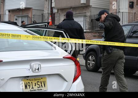 Paterson, New Jersey, États-Unis. 11 février 2024. (NOUVEAU) la fusillade laisse un véhicule touché par des coups de feu et plusieurs douilles d'obus dans la rue de Paterson, New Jersey. 11 février 2024, Paterson, New Jersey, USA : véhicule touché par des tirs et plusieurs douilles sur la 12e Avenue à Paterson, New Jersey dimanche après-midi. Les témoins disent qu'il y a eu une possible victime de fusillade, mais aucune information confirmée sur une possible victime de fusillade n'était disponible. (Crédit image : © Kyle Mazza/TheNEWS2 via ZUMA Press Wire) USAGE ÉDITORIAL SEULEMENT! Non destiné à UN USAGE commercial ! Banque D'Images