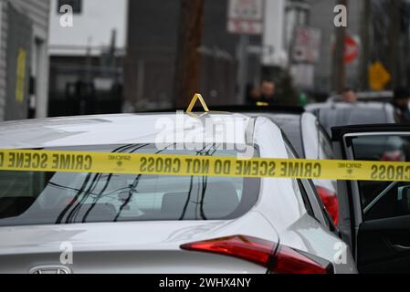 Paterson, New Jersey, États-Unis. 11 février 2024. (NOUVEAU) la fusillade laisse un véhicule touché par des coups de feu et plusieurs douilles d'obus dans la rue de Paterson, New Jersey. 11 février 2024, Paterson, New Jersey, USA : véhicule touché par des tirs et plusieurs douilles sur la 12e Avenue à Paterson, New Jersey dimanche après-midi. Les témoins disent qu'il y a eu une possible victime de fusillade, mais aucune information confirmée sur une possible victime de fusillade n'était disponible. (Crédit image : © Kyle Mazza/TheNEWS2 via ZUMA Press Wire) USAGE ÉDITORIAL SEULEMENT! Non destiné à UN USAGE commercial ! Banque D'Images