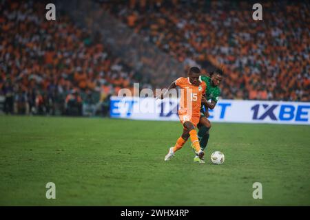 ABIDJAN, CÔTE D'IVOIRE, VENDREDI 11 FÉVRIER 2024. Duel entre l'ivoirien Franck Kessié et le Nigeria Calvin Bassey Ughelumba. Banque D'Images