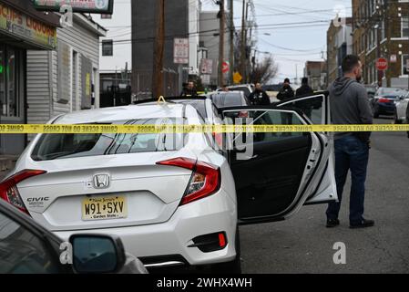 Paterson, New Jersey, États-Unis. 11 février 2024. (NOUVEAU) la fusillade laisse un véhicule touché par des coups de feu et plusieurs douilles d'obus dans la rue de Paterson, New Jersey. 11 février 2024, Paterson, New Jersey, USA : véhicule touché par des tirs et plusieurs douilles sur la 12e Avenue à Paterson, New Jersey dimanche après-midi. Les témoins disent qu'il y a eu une possible victime de fusillade, mais aucune information confirmée sur une possible victime de fusillade n'était disponible. (Crédit image : © Kyle Mazza/TheNEWS2 via ZUMA Press Wire) USAGE ÉDITORIAL SEULEMENT! Non destiné à UN USAGE commercial ! Banque D'Images