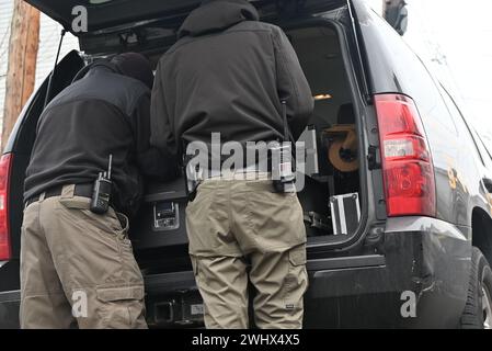 Paterson, New Jersey, États-Unis. 11 février 2024. (NOUVEAU) la fusillade laisse un véhicule touché par des coups de feu et plusieurs douilles d'obus dans la rue de Paterson, New Jersey. 11 février 2024, Paterson, New Jersey, USA : véhicule touché par des tirs et plusieurs douilles sur la 12e Avenue à Paterson, New Jersey dimanche après-midi. Les témoins disent qu'il y a eu une possible victime de fusillade, mais aucune information confirmée sur une possible victime de fusillade n'était disponible. (Crédit image : © Kyle Mazza/TheNEWS2 via ZUMA Press Wire) USAGE ÉDITORIAL SEULEMENT! Non destiné à UN USAGE commercial ! Banque D'Images