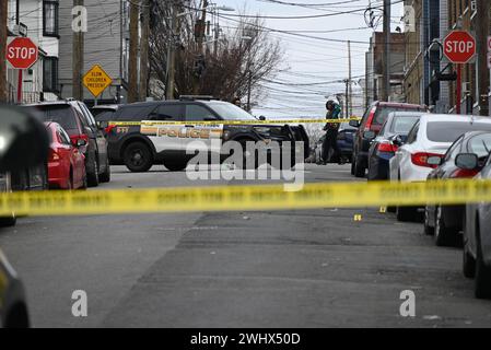 Paterson, New Jersey, États-Unis. 11 février 2024. (NOUVEAU) la fusillade laisse un véhicule touché par des coups de feu et plusieurs douilles d'obus dans la rue de Paterson, New Jersey. 11 février 2024, Paterson, New Jersey, USA : véhicule touché par des tirs et plusieurs douilles sur la 12e Avenue à Paterson, New Jersey dimanche après-midi. Les témoins disent qu'il y a eu une possible victime de fusillade, mais aucune information confirmée sur une possible victime de fusillade n'était disponible. (Crédit image : © Kyle Mazza/TheNEWS2 via ZUMA Press Wire) USAGE ÉDITORIAL SEULEMENT! Non destiné à UN USAGE commercial ! Banque D'Images