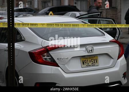 Paterson, New Jersey, États-Unis. 11 février 2024. (NOUVEAU) la fusillade laisse un véhicule touché par des coups de feu et plusieurs douilles d'obus dans la rue de Paterson, New Jersey. 11 février 2024, Paterson, New Jersey, USA : véhicule touché par des tirs et plusieurs douilles sur la 12e Avenue à Paterson, New Jersey dimanche après-midi. Les témoins disent qu'il y a eu une possible victime de fusillade, mais aucune information confirmée sur une possible victime de fusillade n'était disponible. (Crédit image : © Kyle Mazza/TheNEWS2 via ZUMA Press Wire) USAGE ÉDITORIAL SEULEMENT! Non destiné à UN USAGE commercial ! Banque D'Images