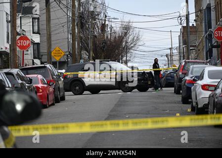 Paterson, New Jersey, États-Unis. 11 février 2024. (NOUVEAU) la fusillade laisse un véhicule touché par des coups de feu et plusieurs douilles d'obus dans la rue de Paterson, New Jersey. 11 février 2024, Paterson, New Jersey, USA : véhicule touché par des tirs et plusieurs douilles sur la 12e Avenue à Paterson, New Jersey dimanche après-midi. Les témoins disent qu'il y a eu une possible victime de fusillade, mais aucune information confirmée sur une possible victime de fusillade n'était disponible. (Crédit image : © Kyle Mazza/TheNEWS2 via ZUMA Press Wire) USAGE ÉDITORIAL SEULEMENT! Non destiné à UN USAGE commercial ! Banque D'Images