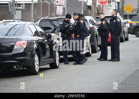 Paterson, New Jersey, États-Unis. 11 février 2024. (NOUVEAU) la fusillade laisse un véhicule touché par des coups de feu et plusieurs douilles d'obus dans la rue de Paterson, New Jersey. 11 février 2024, Paterson, New Jersey, USA : véhicule touché par des tirs et plusieurs douilles sur la 12e Avenue à Paterson, New Jersey dimanche après-midi. Les témoins disent qu'il y a eu une possible victime de fusillade, mais aucune information confirmée sur une possible victime de fusillade n'était disponible. (Crédit image : © Kyle Mazza/TheNEWS2 via ZUMA Press Wire) USAGE ÉDITORIAL SEULEMENT! Non destiné à UN USAGE commercial ! Banque D'Images