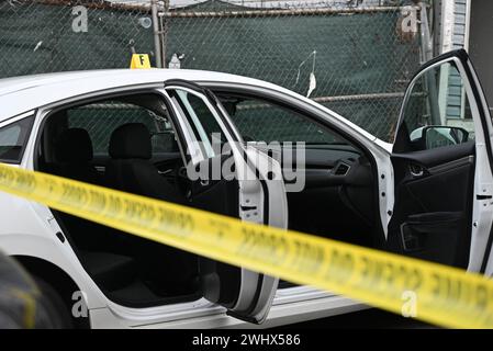 Paterson, New Jersey, États-Unis. 11 février 2024. (NOUVEAU) la fusillade laisse un véhicule touché par des coups de feu et plusieurs douilles d'obus dans la rue de Paterson, New Jersey. 11 février 2024, Paterson, New Jersey, USA : véhicule touché par des tirs et plusieurs douilles sur la 12e Avenue à Paterson, New Jersey dimanche après-midi. Les témoins disent qu'il y a eu une possible victime de fusillade, mais aucune information confirmée sur une possible victime de fusillade n'était disponible. (Crédit image : © Kyle Mazza/TheNEWS2 via ZUMA Press Wire) USAGE ÉDITORIAL SEULEMENT! Non destiné à UN USAGE commercial ! Banque D'Images