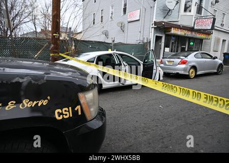 Paterson, New Jersey, États-Unis. 11 février 2024. (NOUVEAU) la fusillade laisse un véhicule touché par des coups de feu et plusieurs douilles d'obus dans la rue de Paterson, New Jersey. 11 février 2024, Paterson, New Jersey, USA : véhicule touché par des tirs et plusieurs douilles sur la 12e Avenue à Paterson, New Jersey dimanche après-midi. Les témoins disent qu'il y a eu une possible victime de fusillade, mais aucune information confirmée sur une possible victime de fusillade n'était disponible. (Crédit image : © Kyle Mazza/TheNEWS2 via ZUMA Press Wire) USAGE ÉDITORIAL SEULEMENT! Non destiné à UN USAGE commercial ! Banque D'Images