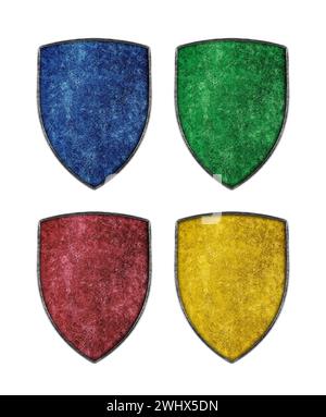 Boucliers en métal médiéval colorés isolés sur fond blanc Banque D'Images