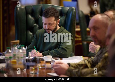 Le président ukrainien Volodymyr Zelensky avec le nouveau commandant en chef le président ukrainien Volodymyr Zelensky avec le nouveau commandant en chef des forces armées ukrainiennes Oleksandr Syrsky et le ministre de la Défense ukrainien Rustem Umerov avec d'autres miliraty lors de leur conseil à Kiev, le 10 février 2024. Photo du PRÉSIDENT DE L'UKRAINE apaimages Ukraine Ukraine Ukraine Ukraine 110224 Ukraine UPO 006.jpeg Copyright : xapaimagesxPRESIDENTxOFxUKRAINExxapaimagesx Banque D'Images