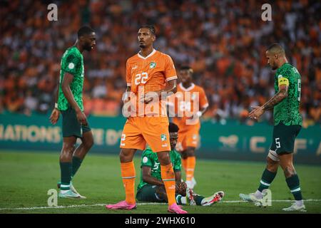 ABIDJAN, CÔTE D'IVOIRE, VENDREDI 11 FÉVRIER 2024.le nigérian Ola Aina au sol après un duel avec l'ivoirien Sébastien Haller. Banque D'Images