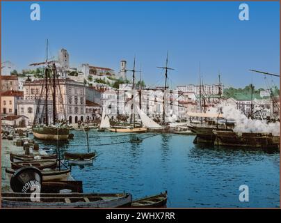 CANNES RIVIERA FRANCE Vintage Photochrom 1890's Cannes Harbour, avec bateaux de pêche. Photographie chromolithographique victorienne Côte d'Azur Sud de la France Banque D'Images