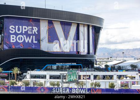 Las Vegas, États-Unis. 09th Feb, 2024. Graphismes impressionnants à l'extérieur du stade Allegiant et de l'autoroute 15 pendant la semaine du Super Bowl à Las Vegas, Nevada, le 9 février 2024. (Travis P Ball/Sipa USA) crédit : Sipa USA/Alamy Live News Banque D'Images