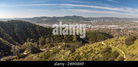 Vue panoramique de Burbank, CA, depuis les montagnes du Verdugo. Comté de Los Angeles, Californie du Sud Banque D'Images