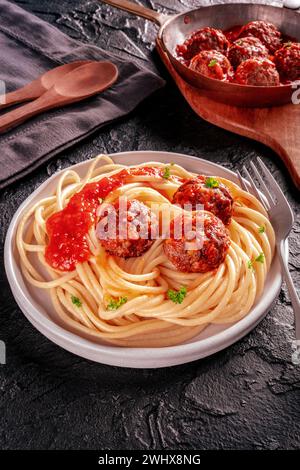 Boulettes de viande. Boulettes de viande de bœuf, dans une poêle et avec une assiette de pâtes spaghetti Banque D'Images