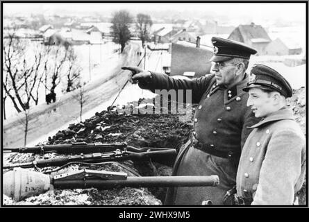 WW2 1945 VOLKSSTURM ( Storm des peuples) officier nazi plus âgé de l'armée de la Wehrmacht explique les actions de défense nécessaires à Hitler Youth Hitlerjugend avec un lanceur anti-char PANZERFAUST à portée de main. Hitler a décrété comme une dernière défense que tous les hommes dans l'Allemagne nazie de 16-60 ans devraient se préparer à défendre la patrie troisième Reich Allemagne nazie Banque D'Images