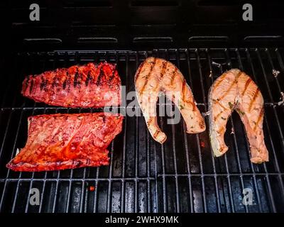 Spareribs viande contre steak de saumon du gril Banque D'Images