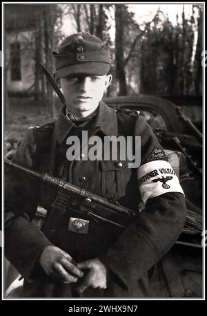 WW2 1945 VOLKSSTURM jeune combattant nazi jeune homme, avec une mitrailleuse MP40 . Son étiquette de bras indique qu'il est originaire de l'Allemagne nazie de la moyenne-Saxe. Adolf Hitlers loyal Last gasp 'armée du peuple' pour la défense de Berlin contre l'occupation des forces britanniques, soviétiques et américaines. Seconde Guerre mondiale seconde Guerre mondiale Banque D'Images