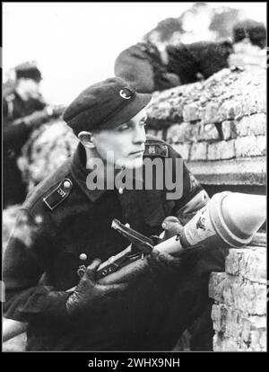 WW2 1945 Berlin VOLKSSTURM armée des peuples. Adolf Hitlers dernière défense de Berlin. Des jeunes en uniforme tenant une arme anti-chars PANZERFAUST pour défendre vigoureusement et courageusement l'Allemagne nazie contre l'avancée des forces soviétiques et américaines britanniques. 1945 seconde Guerre mondiale seconde Guerre mondiale Berlin Allemagne nazie Banque D'Images