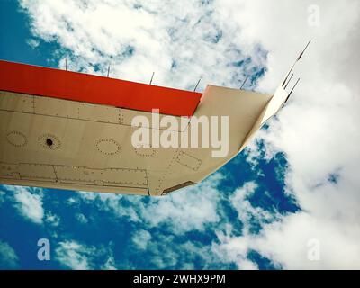 Aile d'avion sur le ciel bleu d'en bas Banque D'Images