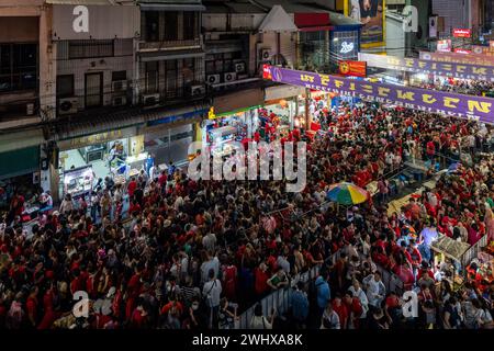 Vue de la rue bondée de Yaowarat avec les gens célébrant le Festival du nouvel an chinois 2024 à Chinatown, Bangkok. Le nouvel an chinois est célébré dans toute la Thaïlande, mais les plus grandes célébrations ont lieu à Yaowarat, qui est le Chinatown de Bangkok. Banque D'Images