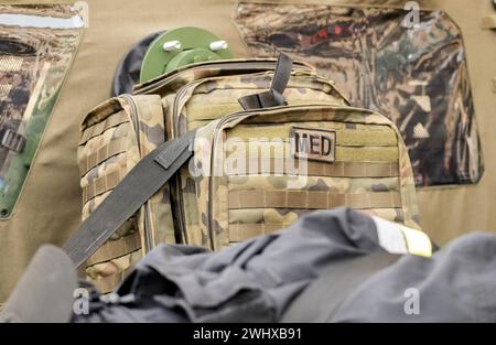 Un medkit professionnel de qualité militaire, kit médical de l'armée d'infanterie, sac de fournitures médicales et d'équipement vert camouflage sac en gros plan, personne. Guerre, zone de guerre médecins Banque D'Images