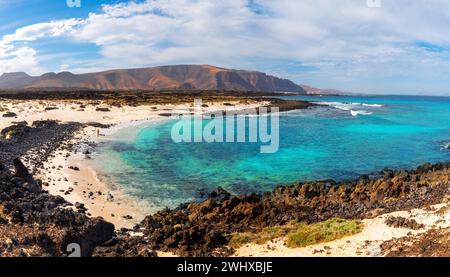 Vue panoramique du Monument naturel du volcan de la Corona et de la plage Jabillo sur la côte de l'océan Atlantique Nord à Lanzarote, Canaries Banque D'Images