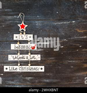 Guirlande décorative en bois de Noël avec texte Banque D'Images