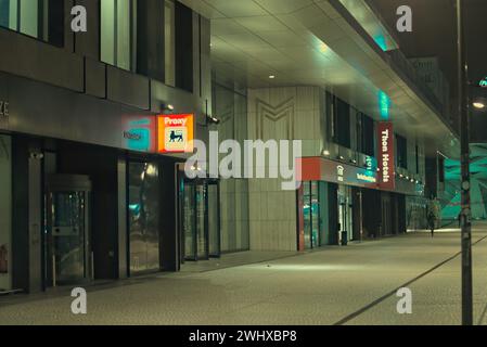 Bruxelles, Belgique. 5 février 2024. Façade de l'hôtel thon la nuit. Photographie de rue d'une ville la nuit qui brille dans les lumières. Paysage abstrait Banque D'Images