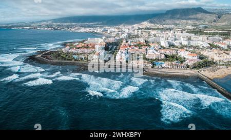 Vue aérienne de Playa de Las Américas à Tenerife par une journée d'été ensoleillée Banque D'Images