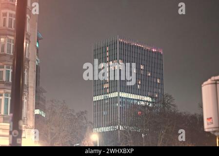 Bruxelles, Belgique. 5 février 2024. Extérieur et façade de bâtiments à Bruxelles. Ville de nuit avec des paysages. Gratte-ciel, immeuble de grande hauteur Banque D'Images