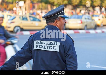 Marrakech, Maroc - 15 janvier 2018 : policier régulant la circulation à un rond-point. Banque D'Images