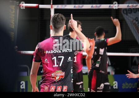 Padoue, Italie. 11 février 2024. LUCA PORRO (PALLAVOLO PADOVA) pendant Pallavolo Padova vs Allianz Milano, match de Volleyball Italien Serie A Men SuperLeague à Padoue, Italie, 11 février 2024 crédit : Agence photo indépendante/Alamy Live News Banque D'Images