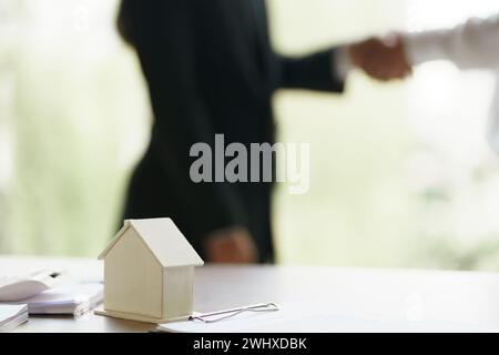 Timbre approuvé avec les gens d'affaires signant le contrat faisant affaire avec le consultant immobilier d'assurance habitation investissement immobilier Banque D'Images