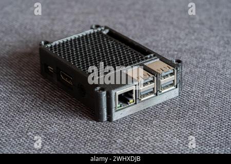 Raspberry Pi petit format ordinateur dans un objet de boîtier de protection imprimé en 3D gros plan, pas de gens. Ordinateurs monocarte et accessoires imprimés en 3D Banque D'Images