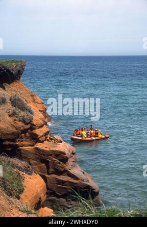 Kayak et exploration des falaises de grès rouge des Îles de Madelaine, Îles de la Madelaine, Québec, dans le golfe du Saint-Laurent. Banque D'Images