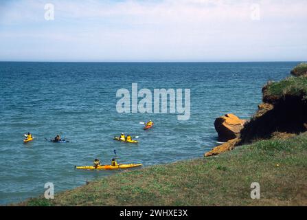 Kayak et exploration des falaises de grès rouge des Îles de Madelaine, Îles de la Madelaine, Québec, dans le golfe du Saint-Laurent. Banque D'Images