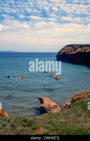 Kayak et exploration des falaises de grès rouge des Îles de Madelaine, Îles de la Madelaine, Québec, dans le golfe du Saint-Laurent. Banque D'Images